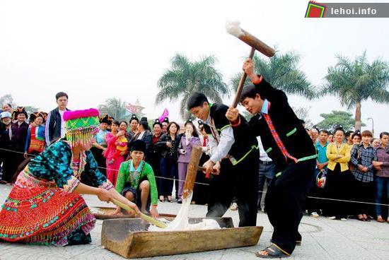 Với chủ đề “Sắc màu Tây Bắc”, Phiên chợ vùng cao Mù Cang Cải là một trong những hoạt động nhằm quảng bá tuyên truyền các điểm du lịch, các sản phẩm văn hóa của vùng đất Mù Cang Chải đối với khách du lịch trong nước và bạn bè quốc tế.