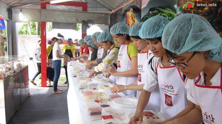 Khu ẩm thực trình bày và giới thiệu văn hóa ẩm thực của các nước