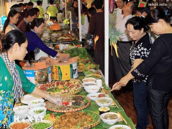 Đông đảo người dân và du khách đến tham dự lễ hội