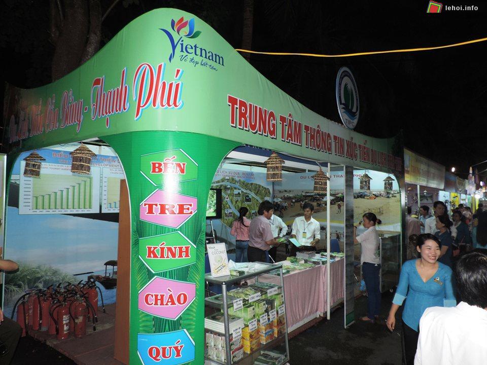 Khu những gian hàng quảng bá du lịch trong chuỗi Tuần Lễ Văn hóa - Du lịch lần I năm 2013 tại Bến Tre.
