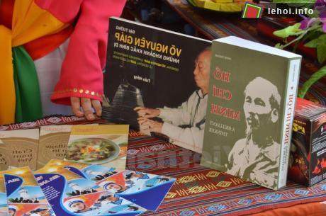 Một số ấn phẩm trưng bày tại gian hàng Việt Nam