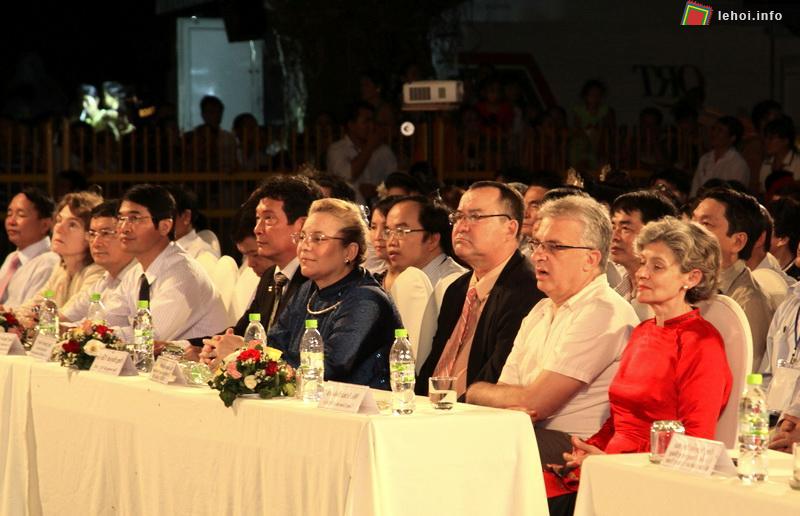 Tổng giám đốc UNESCO Iriana Bokova (áo dài đỏ) có mặt tại lễ khai mạc