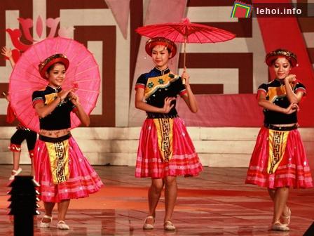 Rực rỡ sắc màu các trang phục truyền thống