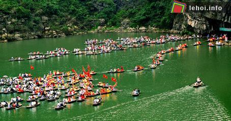 Lễ hội diễn ra tưng bừng với hàng ngàn người dân tham dự.