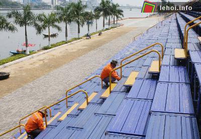 Lắp đặt 3 khu vực khán đài với hơn 28.000 chỗ ngồi dọc bờ đông sông Hàn để phục vụ nhân dân và khách du lịch thưởng thức các màn trình diễn pháo hoa