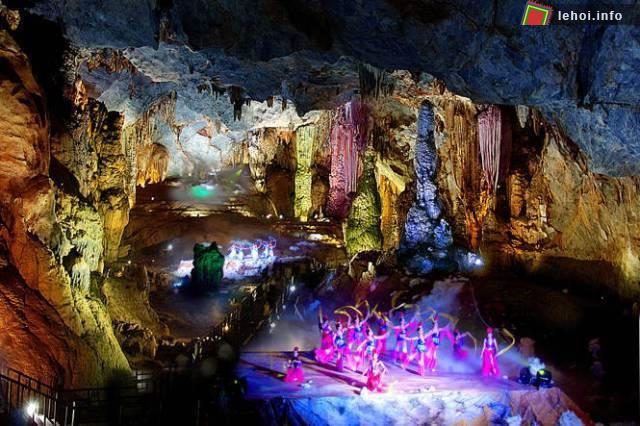 Biểu diễn văn nghệ trong lễ khai mạc Lễ hội Hang động Quảng Bình