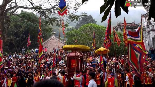 Phần lễ được thực hiện tại đền Bà Triệu với nhiều nghi lễ truyền thống