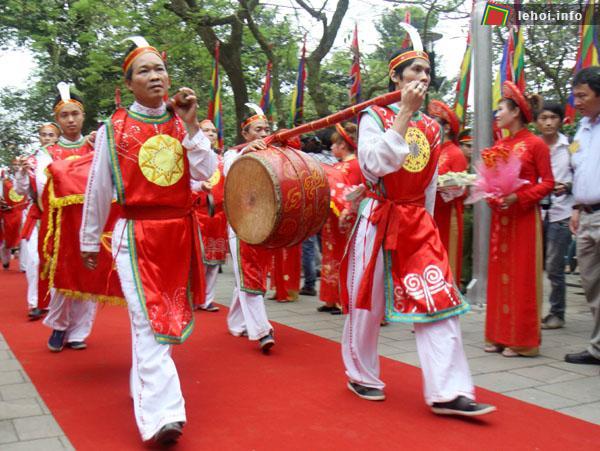 Đội trống mở màn cho lễ dâng hương