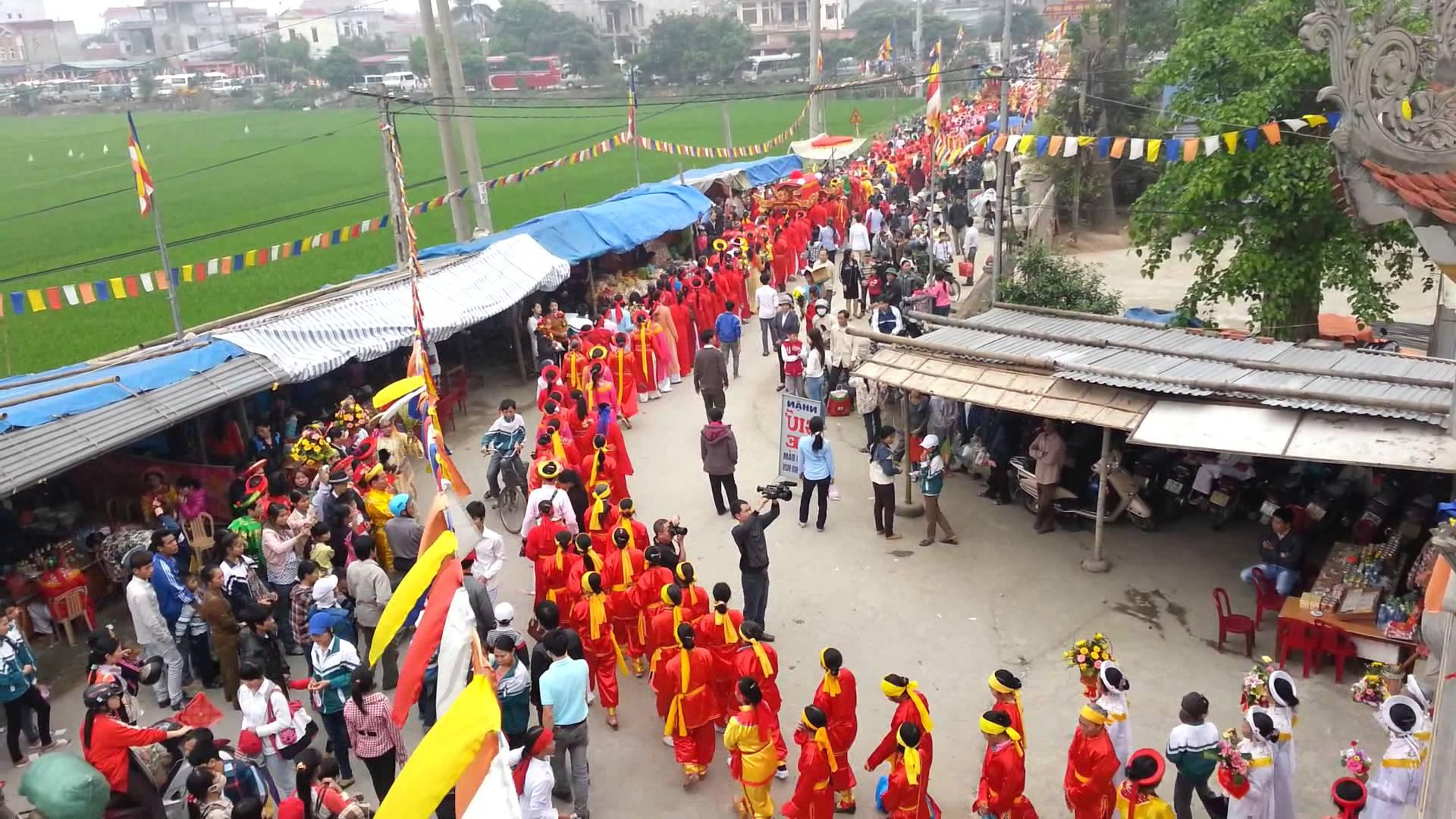 Đoàn rước kéo dài hàng km đến đền Phủ Dầy