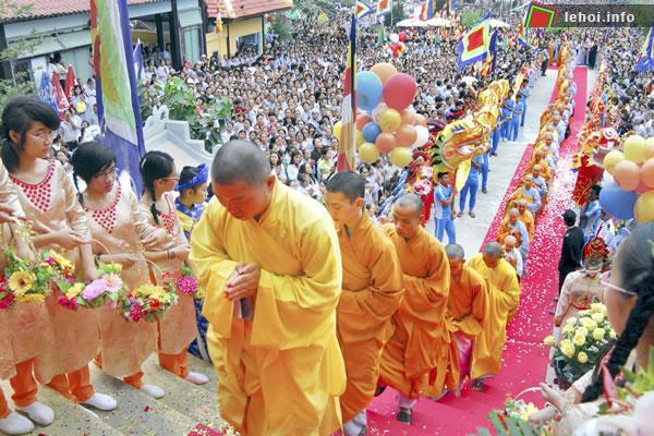 Các vị chư tăng phật tử dâng hương tại lễ hội