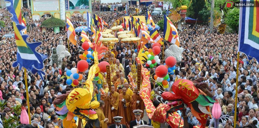 Hàng vạn người dân và du khách đến tham dự lễ hội