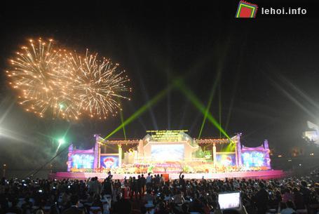 Bắn pháo hoa khai hội