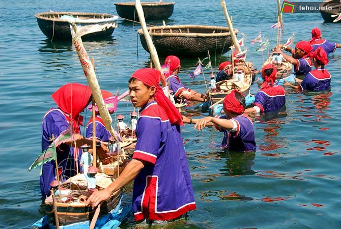 Thả thuyền mang hình nộm ra biển trong Lễ khao lề thế lính Hoàng Sa.