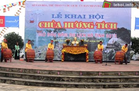 Đánh trống khai hội