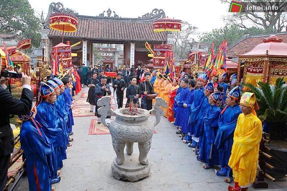 Sân đền Cổ Loa sặc sỡ tán lọng, áo hội