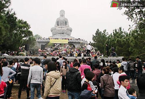 Đông đảo người dân và du khách về tham dự lễ hội