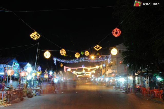 Khu tổ chức lễ hội được trang trí đèn, hoa rực rỡ