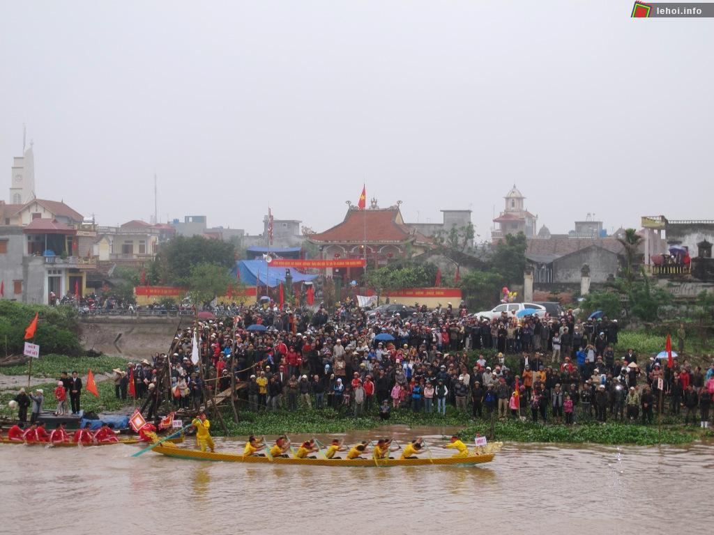 Đông đảo người dân reo hò, cổ vũ hai bên bờ sông