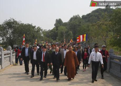 Đoàn cùng các sư chùa đi tham quan chùa Bái Đính