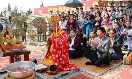 hứ trưởng Hồ Anh Tuấn cùng đại diện các ban ngành làm lễ trước khi dựng nêu