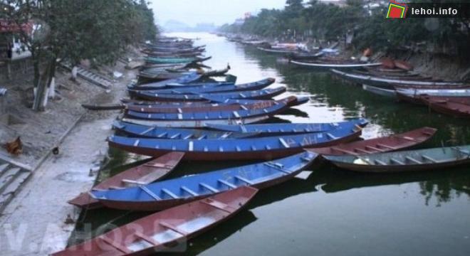 Đội thuyền chuẩn bị cho du khách trẩy hội chùa Hương