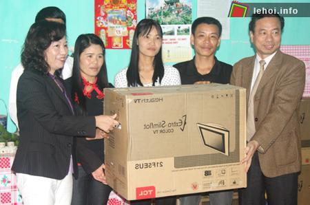 Đồng chí Vũ Thị Thu Thủy, Phó Chủ tịch UBND tỉnh (ngoài cùng bên phải) và lãnh đạo Văn phòng UBND tỉnh tặng quà cho các bệnh nhân phong tại TX Quảng Yên