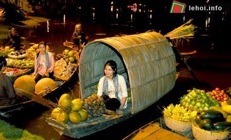 Những chiếc xuồng chở đầy ắp nông sản trong lễ hội