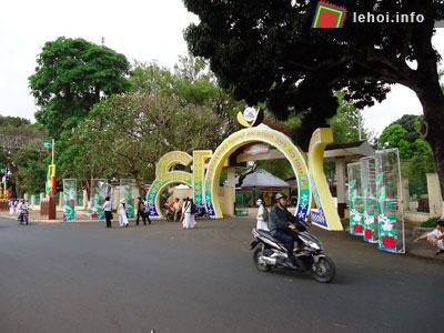 Cổng vào tham quan Hội chợ-Triển lãm chuyên ngành cà phê năm 2013 đã được dựng lên