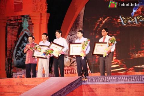 Ban tổ chức trao giải cho các đoàn tham gia ngày hội văn hóa, thể thao và du lịch