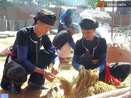 Điểm nhấn của lễ hội năm nay là Hội thi khéo tay làm cốm.