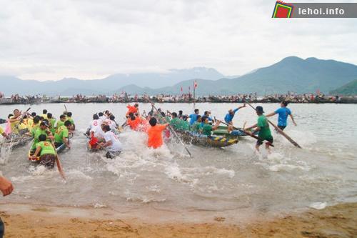 Khi 3 hồi trống cất lên, các ghe bắt đầu xuất phát