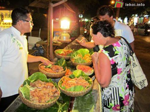 Một gian hàng đang phục vụ du khách