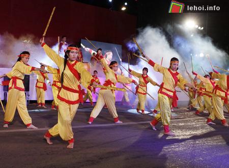 Màn biểu diễn bài Song kiếm của nữ tướng Bùi Thị Xuân.