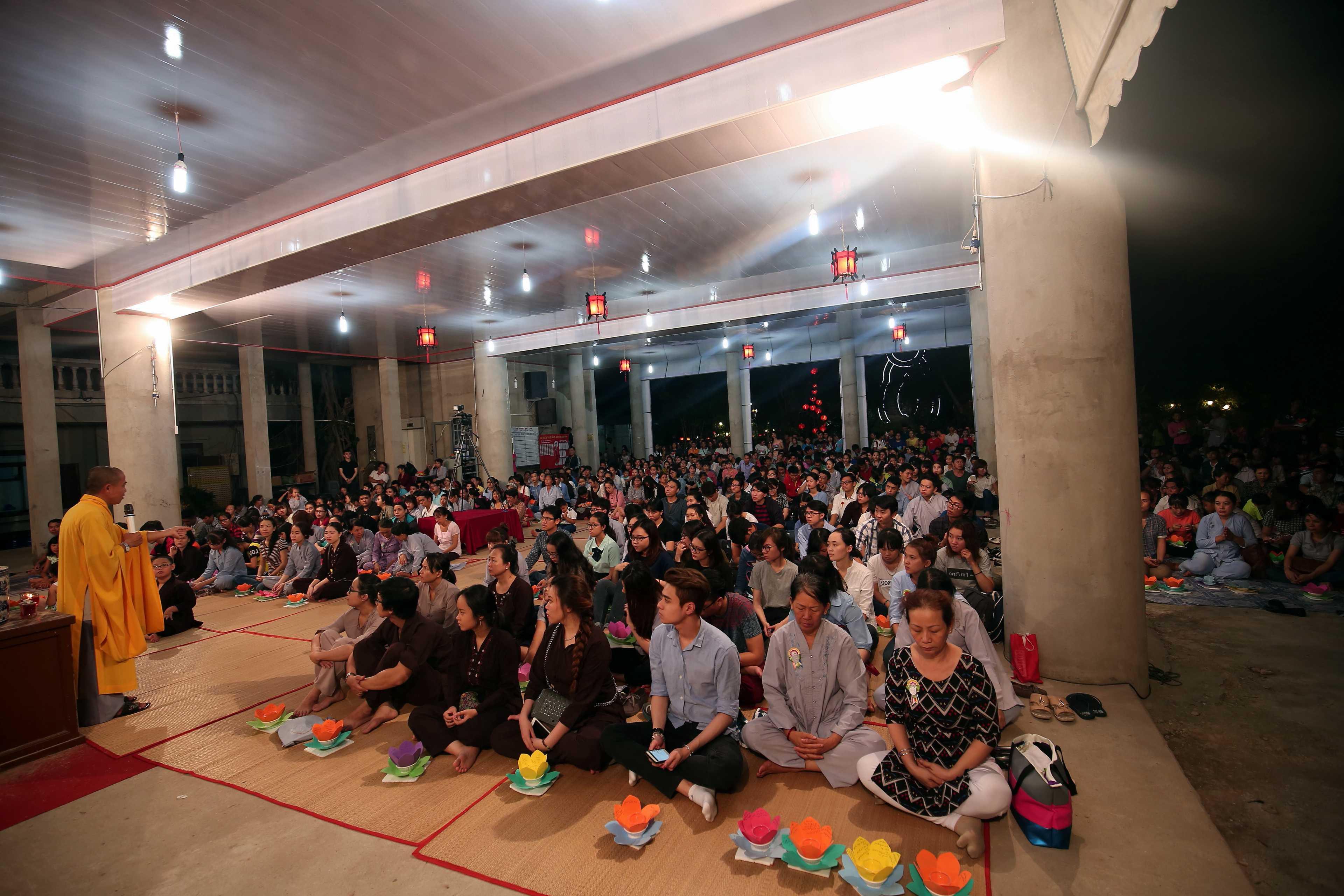 Đông đảo mọi người tham gia lễ hội