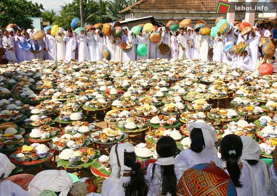 Bà con mang lễ đến Thánh đường cúng kính, chuẩn bị cho tháng chay tịnh Ramưwan