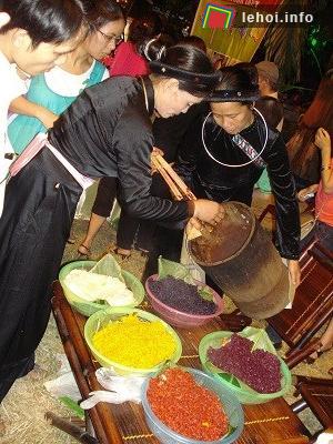 Xôi ngũ sắc vừa đổ ra còn nóng hổi thơm phức