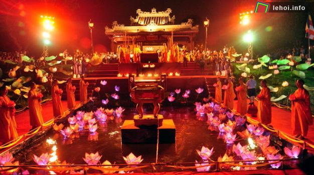 Không gian tràn ngập sắc màu và âm thanh hướng thiện