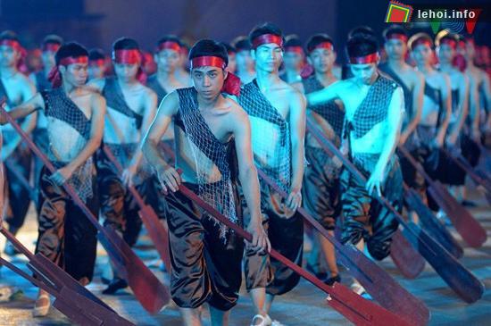 Điệu múa chèo thuyền thể hiện nét đặc trưng của con người miền biển.
