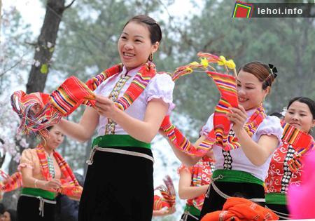 Các thiếu nữ Thái trong điệu múa khăn Piêu