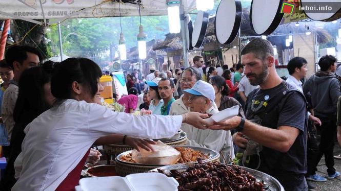 Du khách nước ngoài đến tham dự liên hoan