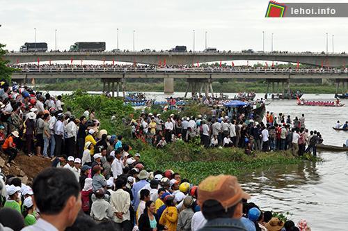Đông đảo người đến xem đua thuyền