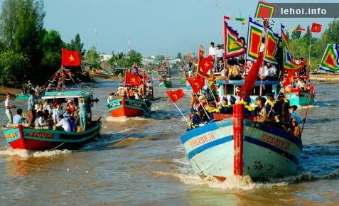 Các tàu khai thác, đánh bắt biển chở sú post thả về biển