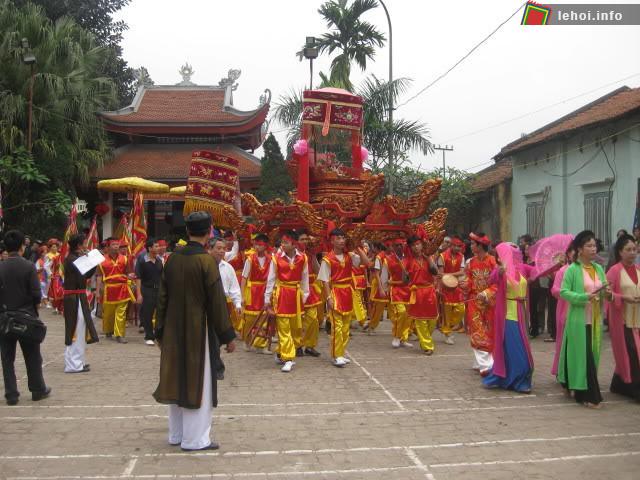 Rước kiệu trong lễ hội