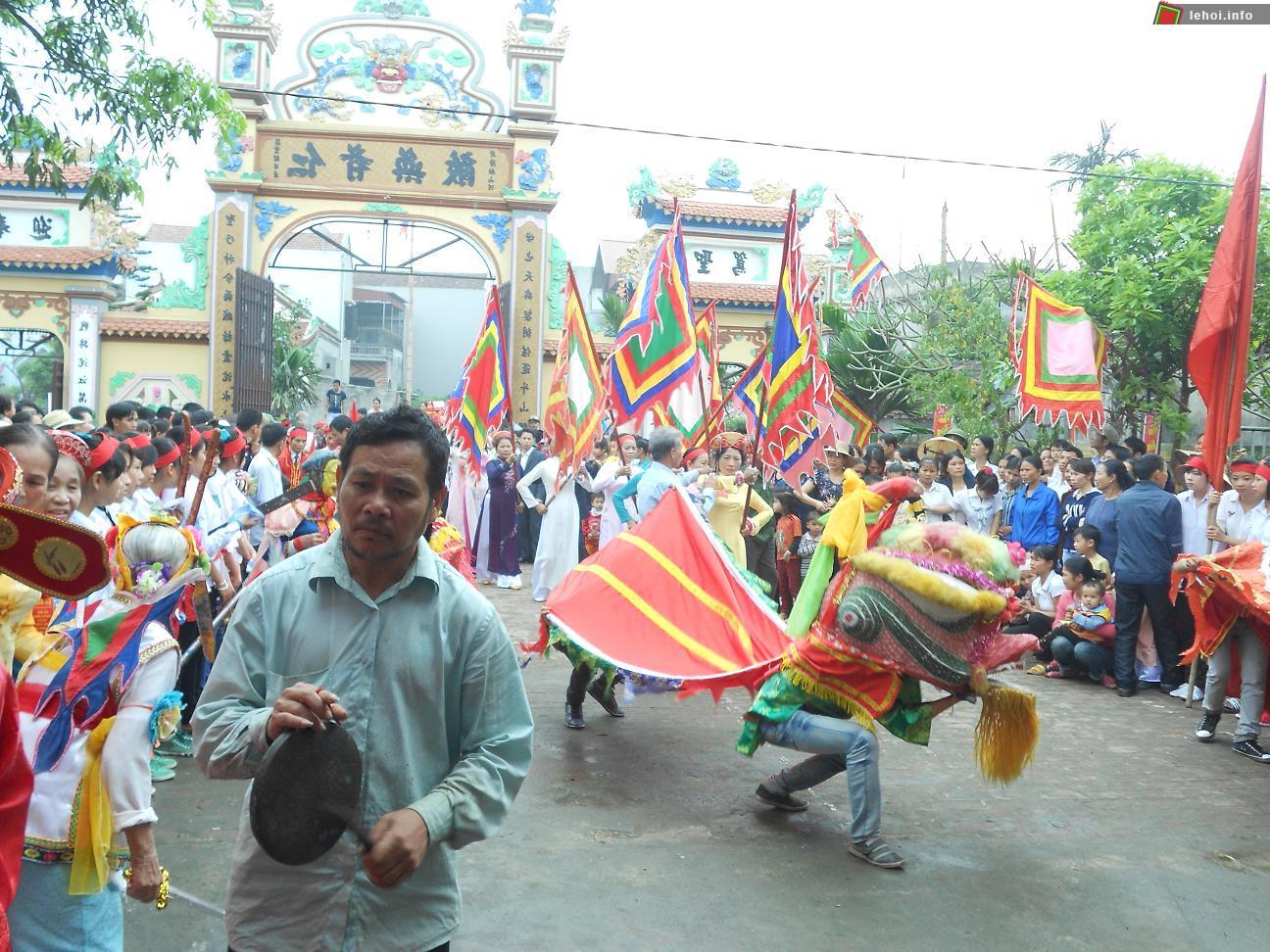 Biểu diễn múa rồng tại lễ hội