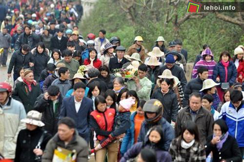 Người dân nô nức về lễ hội chùa Bái Đính