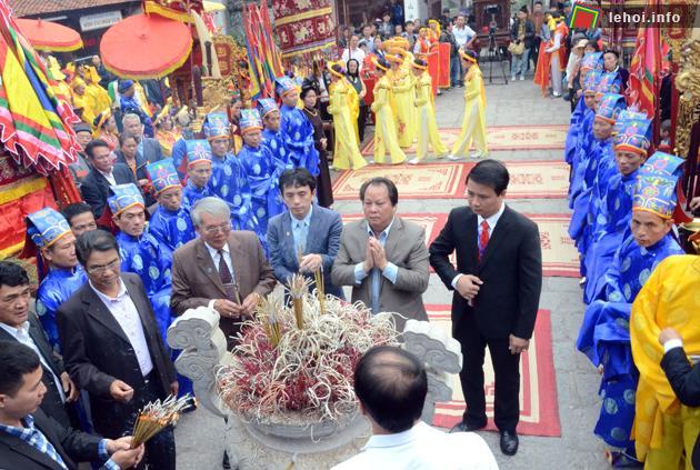 Lễ dâng hương tại đền thờ vua An Dương Vương
