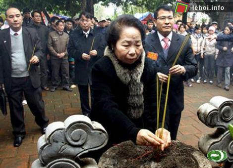 Phó Chủ tịch nước Nguyễn Thị Doan dâng hương tại đền thờ Hai Bà Trưng