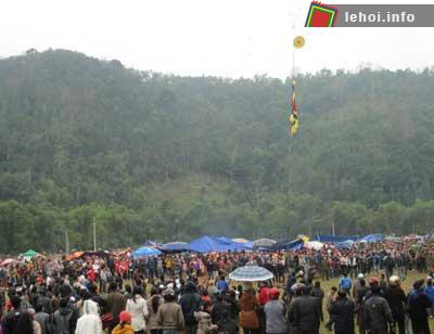 Chơi “tung còn” thu hút đông đảo du khách