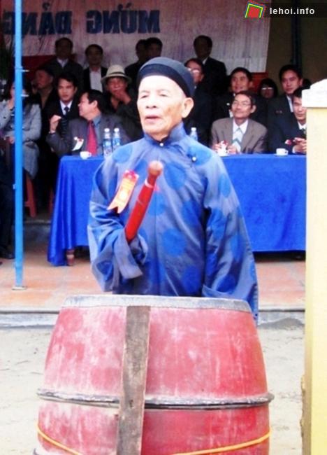 Tiếng trống khai hội