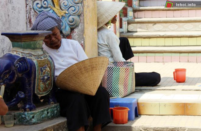 Hiện tượng ăn xin vẫn còn xuất hiện tại một số lễ hội